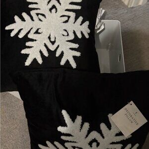285- Black and White Snowflake Decorative Pillow